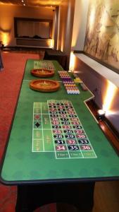 2GoCasino Double Roulette Table - Twin Wheels